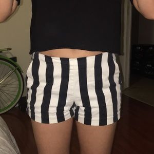 Black and white high wasted short